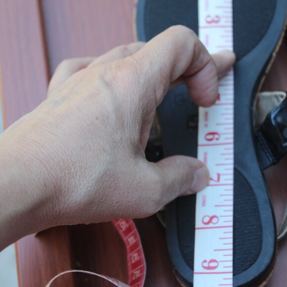 Guess t-strap sandals size 7 - Picture 4 of 6